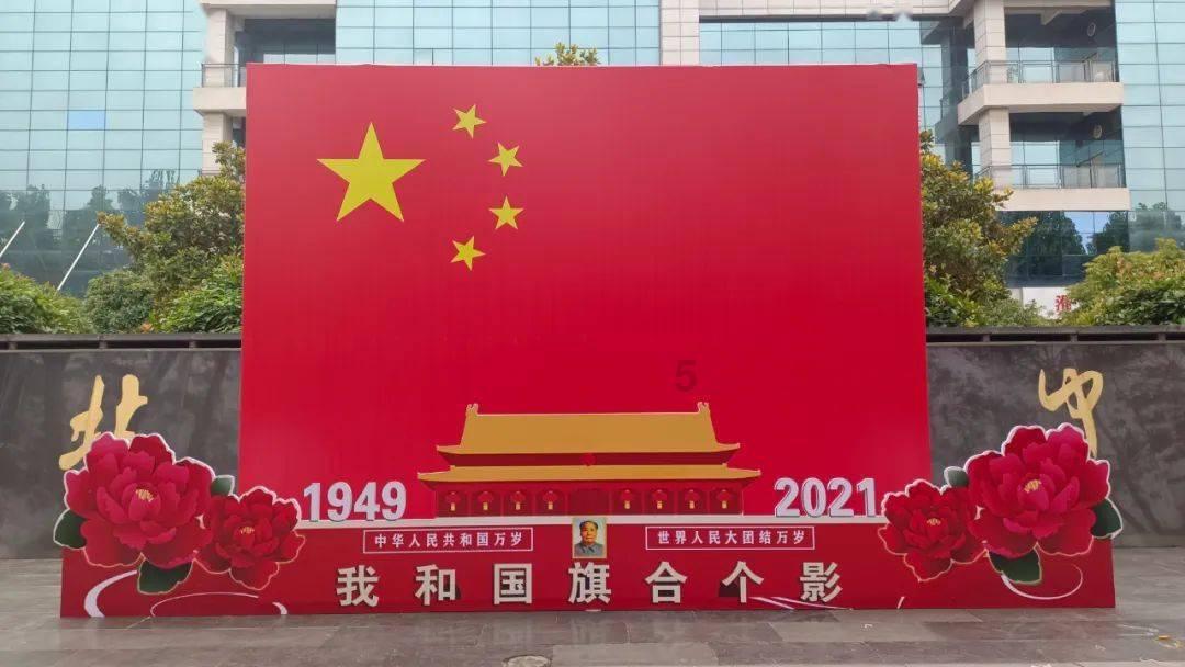 逃离黑与白的房间